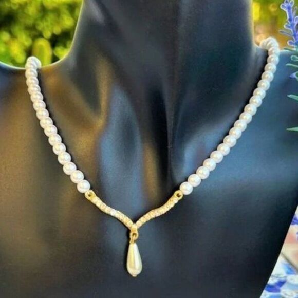 Claire’s Faux Pearl Rhinestone Necklace - Picture 1 of 7